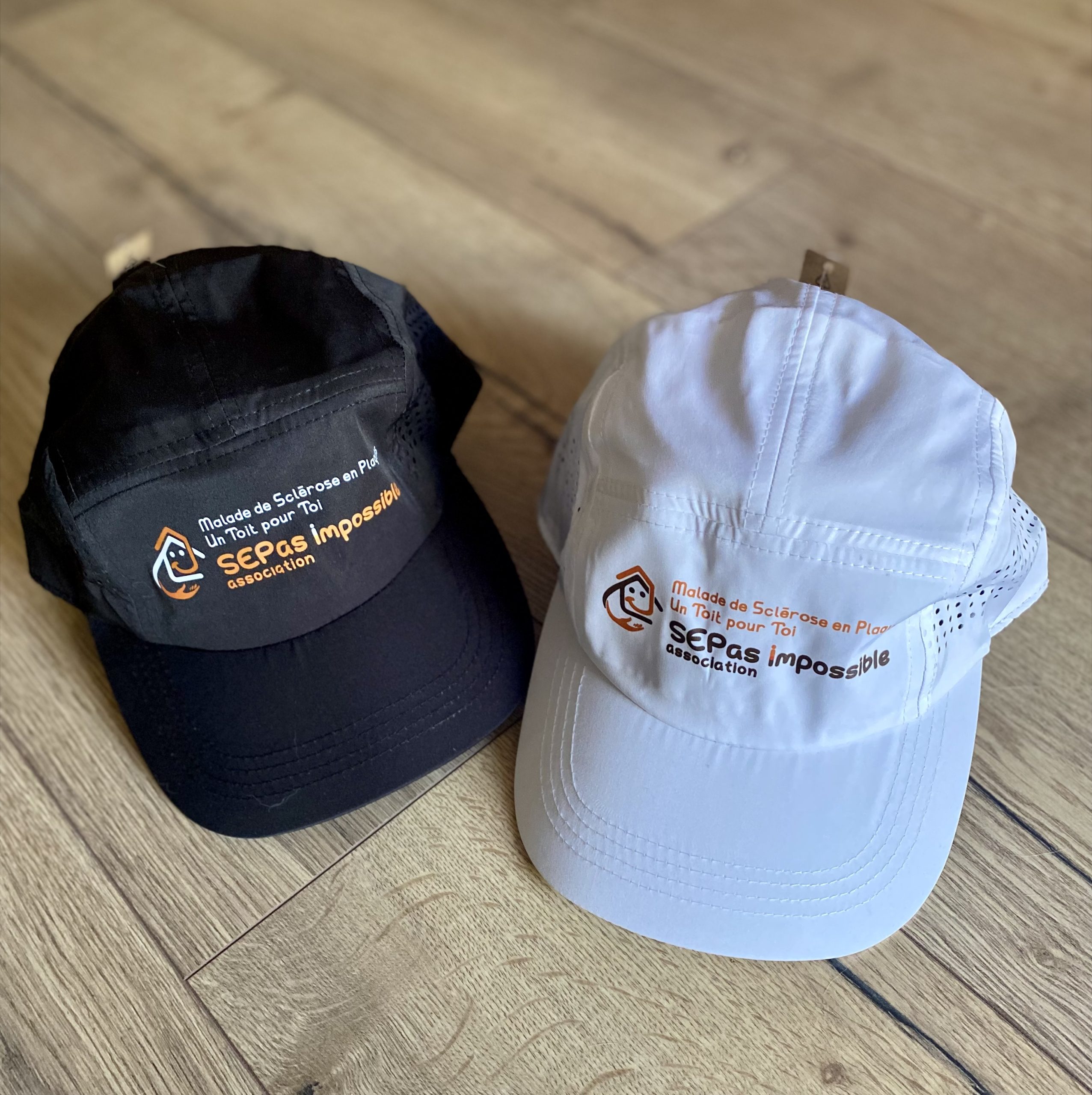 Casquette de sport noire ou blanche